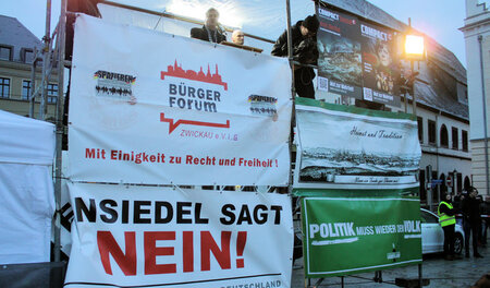 Baugerüst voller Scheinwerfer und Transparente: Der rechte Publi... Baugerüst voller Scheinwerfer und Transparente: Der rechte Publi...