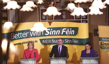 Gegen Sozialkahlschlag: Sinn-Féin-Chef Gerry Adams stellt am 9. ... Gegen Sozialkahlschlag: Sinn-Féin-Chef Gerry Adams stellt am 9. ...