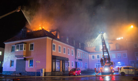 Feuer in einem als Flüchtlingsunterkunft vorgesehenen Gebäude in... Feuer in einem als Flüchtlingsunterkunft vorgesehenen Gebäude in...