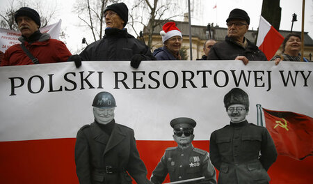 Demonstranten halten ein Transparent mit den Expräsidenten Lech ... Demonstranten halten ein Transparent mit den Expräsidenten Lech ...