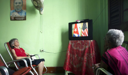 Bewohnerinnen eines Seniorenheims in Havanna warten auf eine Ste