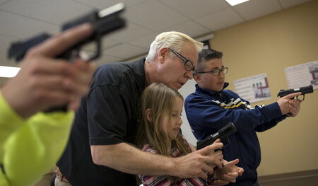 So früh wie sie Lesen und Schreiben lernen, will die NRA Kinder ... So früh wie sie Lesen und Schreiben lernen, will die NRA Kinder ...