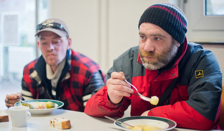 Kostenloses Mittagessen für Obdachlose in der Ökumenischen Essen... Kostenloses Mittagessen für Obdachlose in der Ökumenischen Essen...