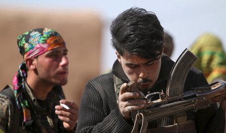 Funktionstest: Ein Kämpfer der »Demokratischen Kräfte Syriens«, ... Funktionstest: Ein Kämpfer der »Demokratischen Kräfte Syriens«, ...