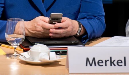 »Ausspähen unter Freunden«? Kanzlerin Angela Merkel (CDU) verläs... »Ausspähen unter Freunden«? Kanzlerin Angela Merkel (CDU) verläs...