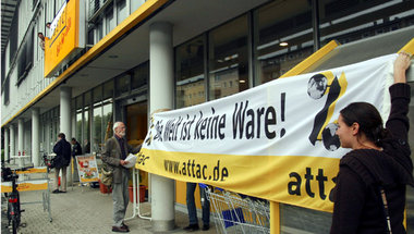 ATTAC in Aktion vor der Jahreshauptversammlung von Basic am Frei...