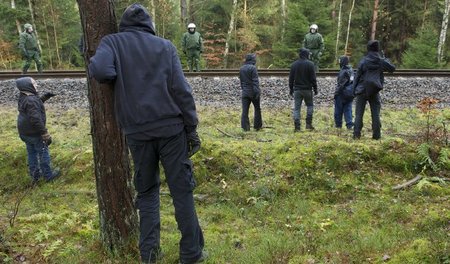 »Schottern« und blockieren: Die Anti-AKW-Bewegung im Wendland wa...