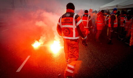 Leuchtende Zeichen der Verbundenheit mit Feyenoord – Hafenarbeit...