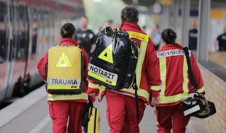 Notfallhelfer bereiten sich auf die Ankunft von Flüchtlingen vor...