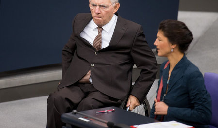 Wagenknecht mahnt an, dass das Geld, das Schäuble hortet, dringe...