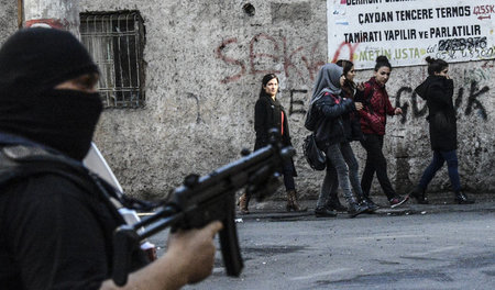 Ziele des Staatsterrors: Bewohnerinnen von Diyarbakir laufen an ...