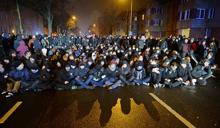 Kein Durchkommen für Rassisten: Sitzblockade gegen »Pogida« in P...