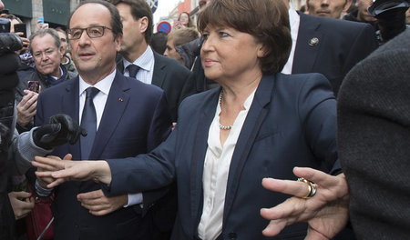Bahnt sich den Weg an Hollande vorbei und lässt ihn rechts stehe...