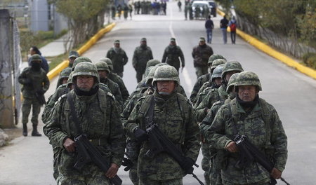 Alltag in Chiapas: Soldaten in den Straßen von San Cristóbal de ...