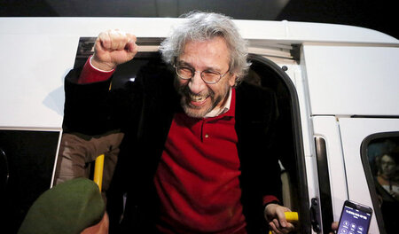 Can Dündar begrüßt nach seiner Entlassung seine Unterstützer (Is...