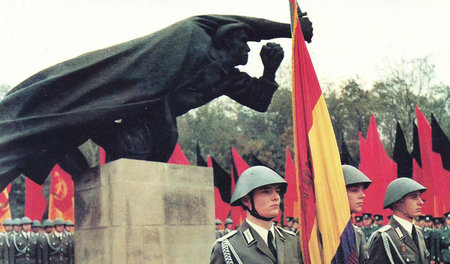 NVA-Soldaten am Denkmal für die deutschen Spanienkämpfer in Berl...