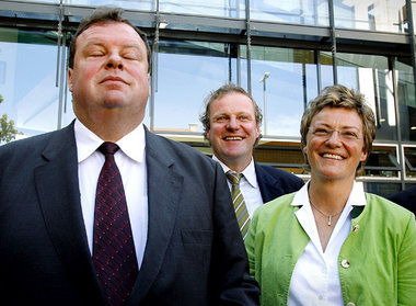 Max Strauß (l.) nach dem Freispruch mit Schwester Monika Hohlmei...
