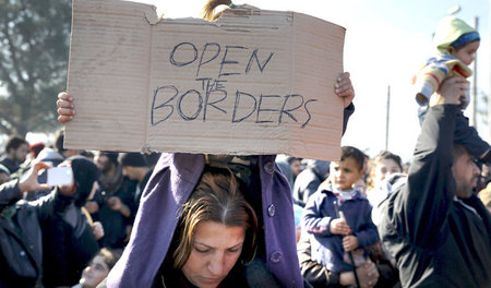 Protest von Flüchtlingen, die seit Tagen an der griechisch-mazed...