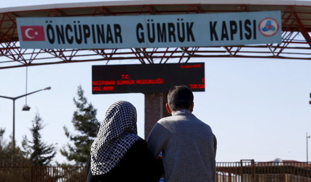 Syrer warten an der türkischen Grenze in der Nähe der Stadt Kili...