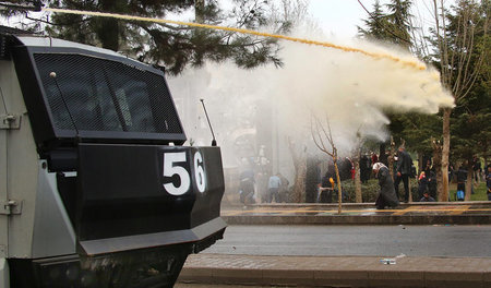 Wasserwerfereinsatz gegen Zivilisten am Samstag in Diyarbakir