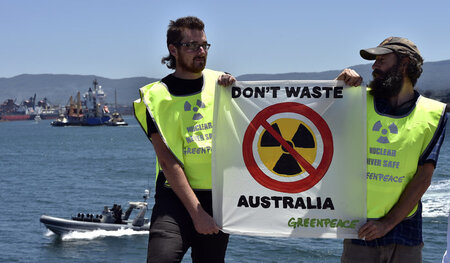 Greenpeace-Aktivisten protestieren am 5. Dezember gegen eintreff...