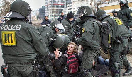 Polizisten beseitigten am Sonntag in Stuttgart rabiat Straßenblo...