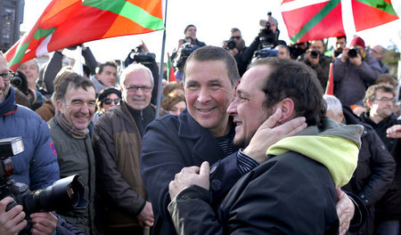 Arnaldo Otegi (Mitte) wird nach der Freilassung vor dem Gefängni... Arnaldo Otegi (Mitte) wird nach der Freilassung vor dem Gefängni...