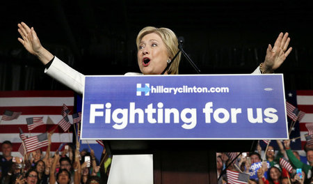 Das Establishment triumphiert: Hillary Clinton spricht am Dienst...