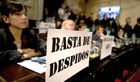 »Stoppt die Entlassungen«: Oppositionsprotest gegen Macris neoli...