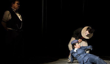 Harlekin und der Tod fühlen sich im Krieg allein