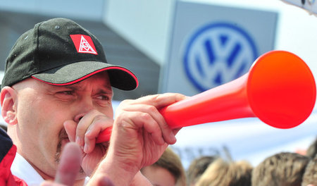 Arbeiter von VW Zwickau: Da hilft auch die Tröte nicht, im Weste...