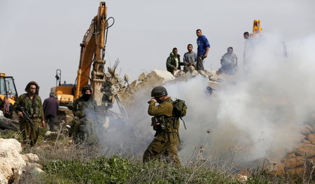 Zerstörtes Haus: Israelische Soldaten schießen mit Tränengas geg...