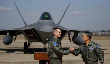 Drohung mit schwerem Gerät: Kampfjet des Typs F-22 »Raptor« auf ...