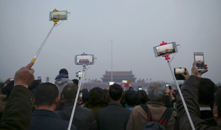 Vor Volkskongress: Schaulustige bei Flaggenzeremonie auf Tiananm...
