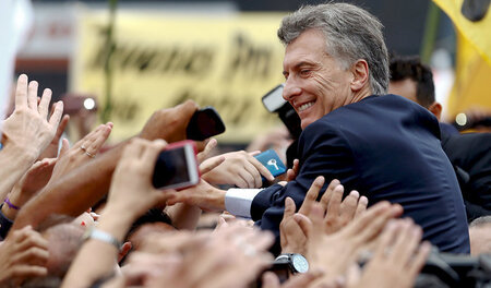Mauricio Macri feiert es auch noch als Erfolg, den »Geiern« Geld...