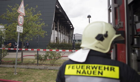 Die ausgebrannte Sporthalle in Nauen am 25. August 2015. Dass da...