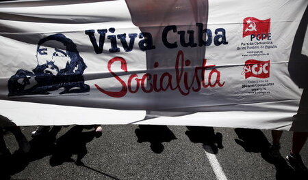 Solidarität mit Kuba: Aktivisten bei einer Kundgebung am 26. Jul...
