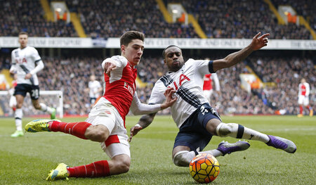 Hui-Buh! Arsenals Hector Bellerin (l.) möchte nicht von Danny Ro...