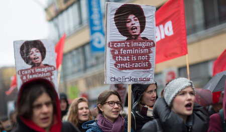 Viele Demoteilnehmerinnen verknüpfen antirassistische und antise...