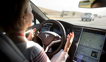 Sitzen und entspannen? »Autopilot« steuert Fahrzeug des US-Herst... Sitzen und entspannen? »Autopilot« steuert Fahrzeug des US-Herst...