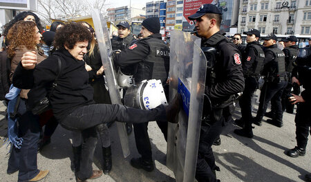 Frauen kämpfen am Sonntag in Istanbul um ihr Recht, für ihre Anl... Frauen kämpfen am Sonntag in Istanbul um ihr Recht, für ihre Anl...