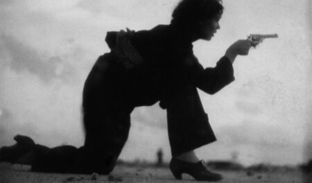 Milizionärin am Strand von Barcelona 1936, aufgenommen von der d... Milizionärin am Strand von Barcelona 1936, aufgenommen von der d...
