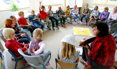 Die Einordnung von pädagogischer Arbeit als geringwertig bedient... Die Einordnung von pädagogischer Arbeit als geringwertig bedient...