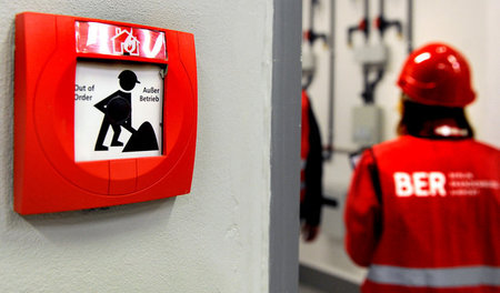 Das Hinweisschild gilt nicht nur für den Feuermelder des Hauptst... Das Hinweisschild gilt nicht nur für den Feuermelder des Hauptst...