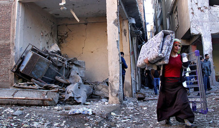 Diyarbakir, 3. Februar: Einwohner von Sur verlassen den Stadttei... Diyarbakir, 3. Februar: Einwohner von Sur verlassen den Stadttei...
