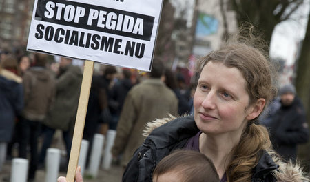 Gegen Pegida, auch in den Niederlanden: Demonstrantin in Amsterd...