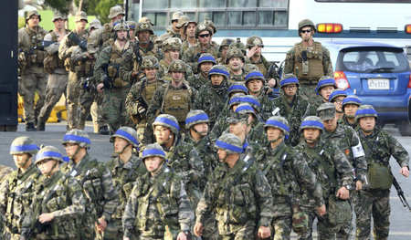 Südkoreanische und US-amerikanische Marinesoldaten am Montag in ...