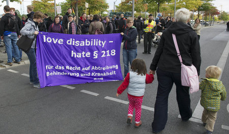 Aktivistinnen der behindertenpolitischen Guppe ak mob demonstrie...