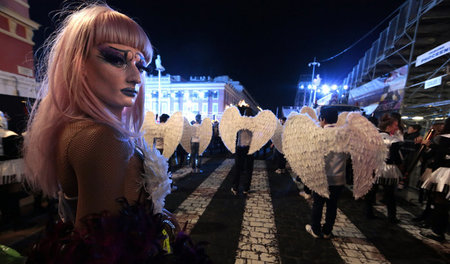 Engel gesichtet: auf dem ersten Karneval der Schwulen, Lesben, B...