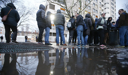 Flüchtlinge in der Warteschlange vor dem Berliner Landesamt für ...